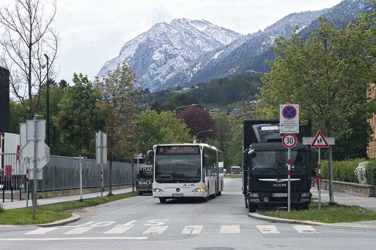 Innsbruck: Bus Nr. 850 der IVB ist als Linie R wegen Bauarbeiten über die Siebererstraße umgeleitet. Aufgenommen 6.5.2019.