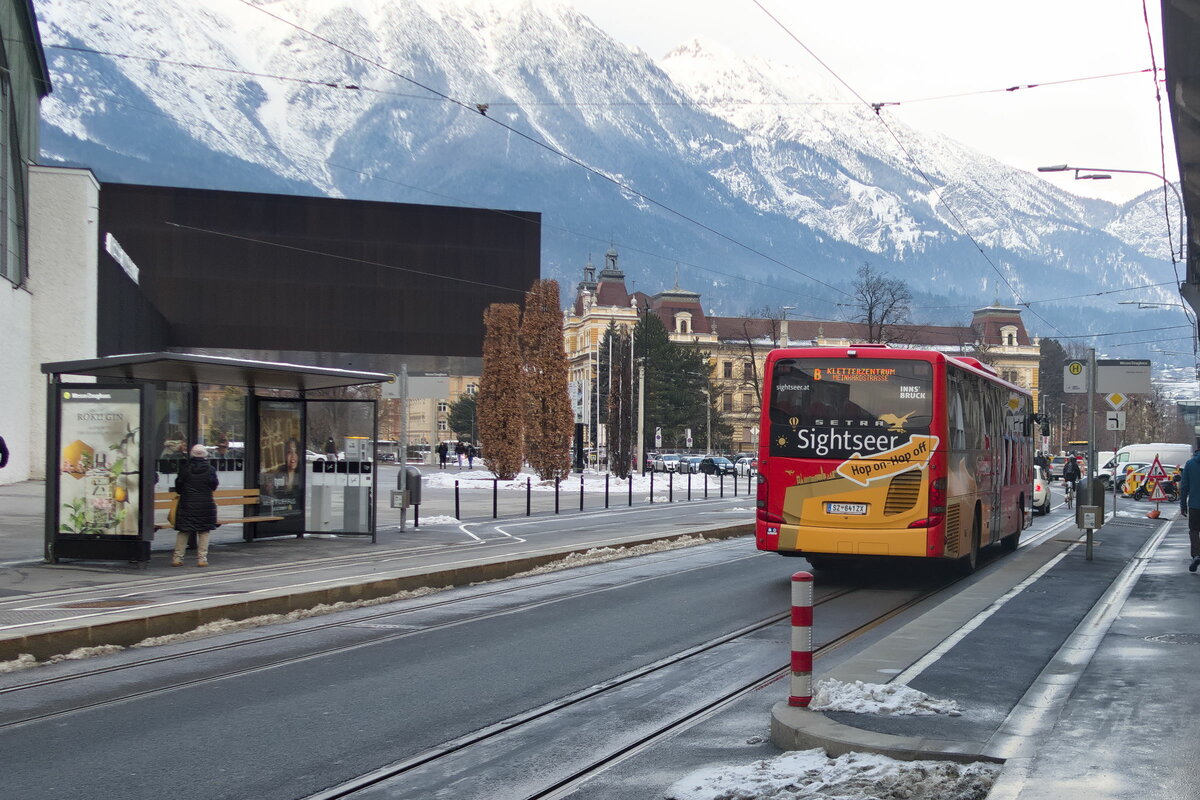 Innsbruck: Buslinie B ist wegen einer Demonstration über die Ing.-Etzel-Str. umgeleitet, hier Bus SZ-641ZX (Setra S415 LE business). Aufgenommen 12.12.2021.