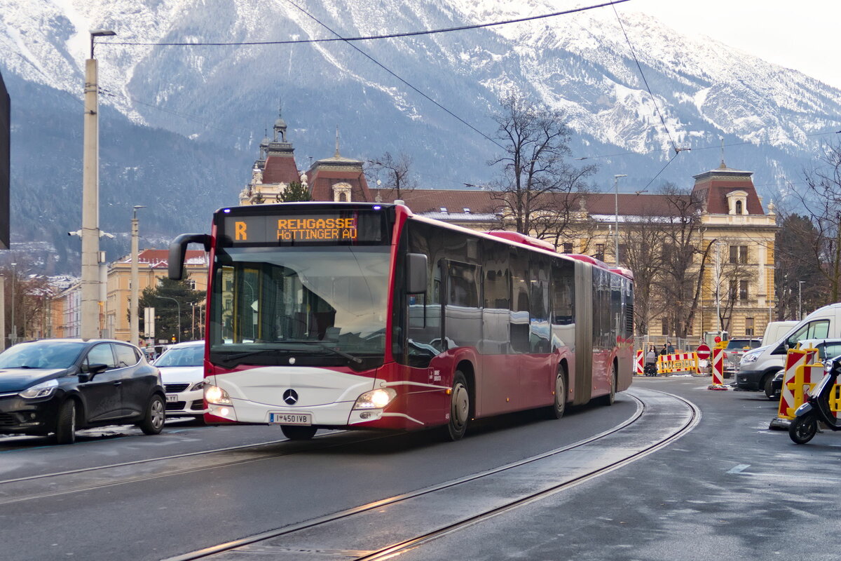 Innsbruck: Buslinie R ist wegen einer Demonstration über die Ing.-Etzel-Str. umgeleitet, hier Bus Nr. 450. Aufgenommen 12.12.2021.