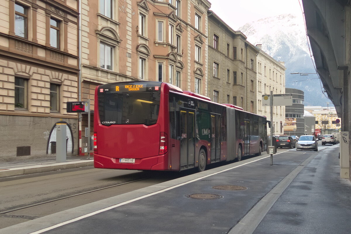 Innsbruck: Buslinie R ist wegen einer Demonstration über die Ing.-Etzel-Str. umgeleitet, hier Bus Nr. 445. Aufgenommen 12.12.2021.