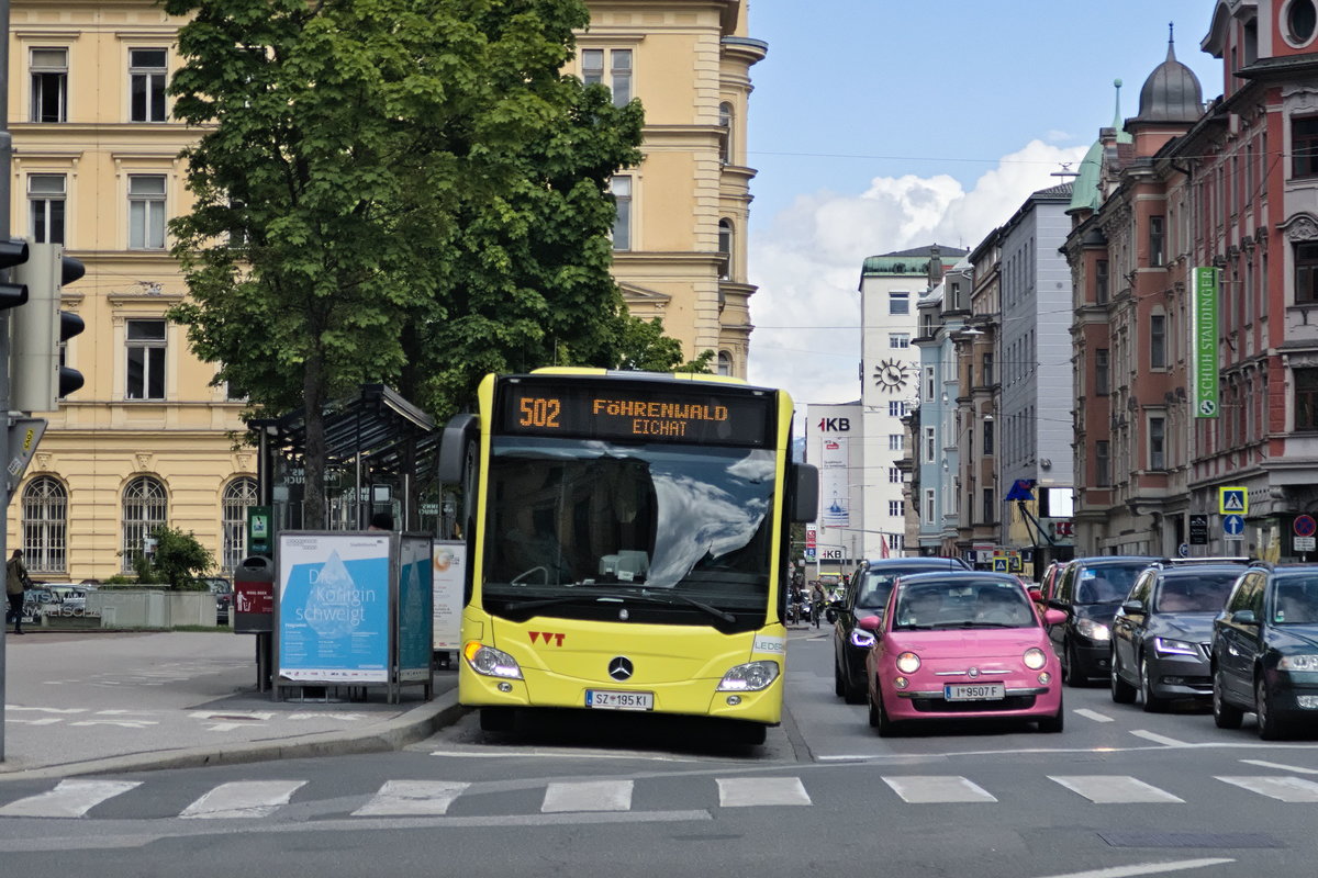 Innsbruck: Die Linie 502 (Bus SZ-195KI von Ledermair) ist wegen einer Veranstaltung in der Innenstadt über die Maximilianstraße umgeleitet, hier an der Haltestelle Landesgericht. Aufgenommen 10.5.2019.