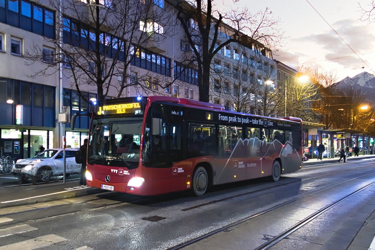 Innsbruck: Die Linie J ist baustellenbedingt (Sperre der Riedgasse) umgeleitet, hier an der Haltestelle Marktplatz. Aufgenommen 20.12.2018.