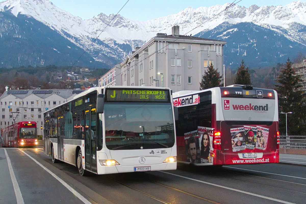 Innsbruck: Die Linie J ist baustellenbedingt (Sperre der Riedgasse) umgeleitet, hier auf der Universitätsbrücke. Aufgenommen 20.12.2018.