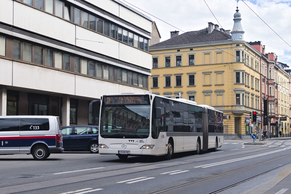Innsbruck: Die Linie R (Bus Nr. 410 der IVB) ist wegen einer Veranstaltung in der Innenstadt über die Bürgerstraße umgeleitet. Aufgenommen 10.5.2019.