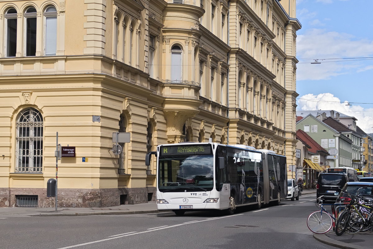 Innsbruck: Die Linie R (Bus Nr. 840 der IVB) ist wegen einer Veranstaltung in der Innenstadt über die Maximilianstraße umgeleitet. Aufgenommen 10.5.2019.