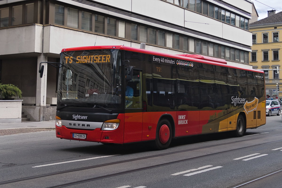 Innsbruck: Die Linie TS - Sightseer-Bus (Bus SZ-699ZX) ist wegen einer Veranstaltung in der Innenstadt über die Bürgerstraße umgeleitet (Bustyp Setra S 415 LE). Aufgenommen 10.5.2019.