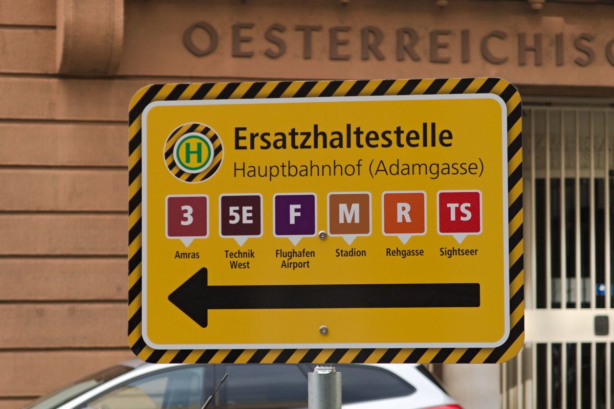 Innsbruck: Hinweistafel auf die Ersatzhaltestelle in der Adamgasse, wegen Bauarbeiten am Hauptbahnhof. Aufgenommen 24.8.2019.
