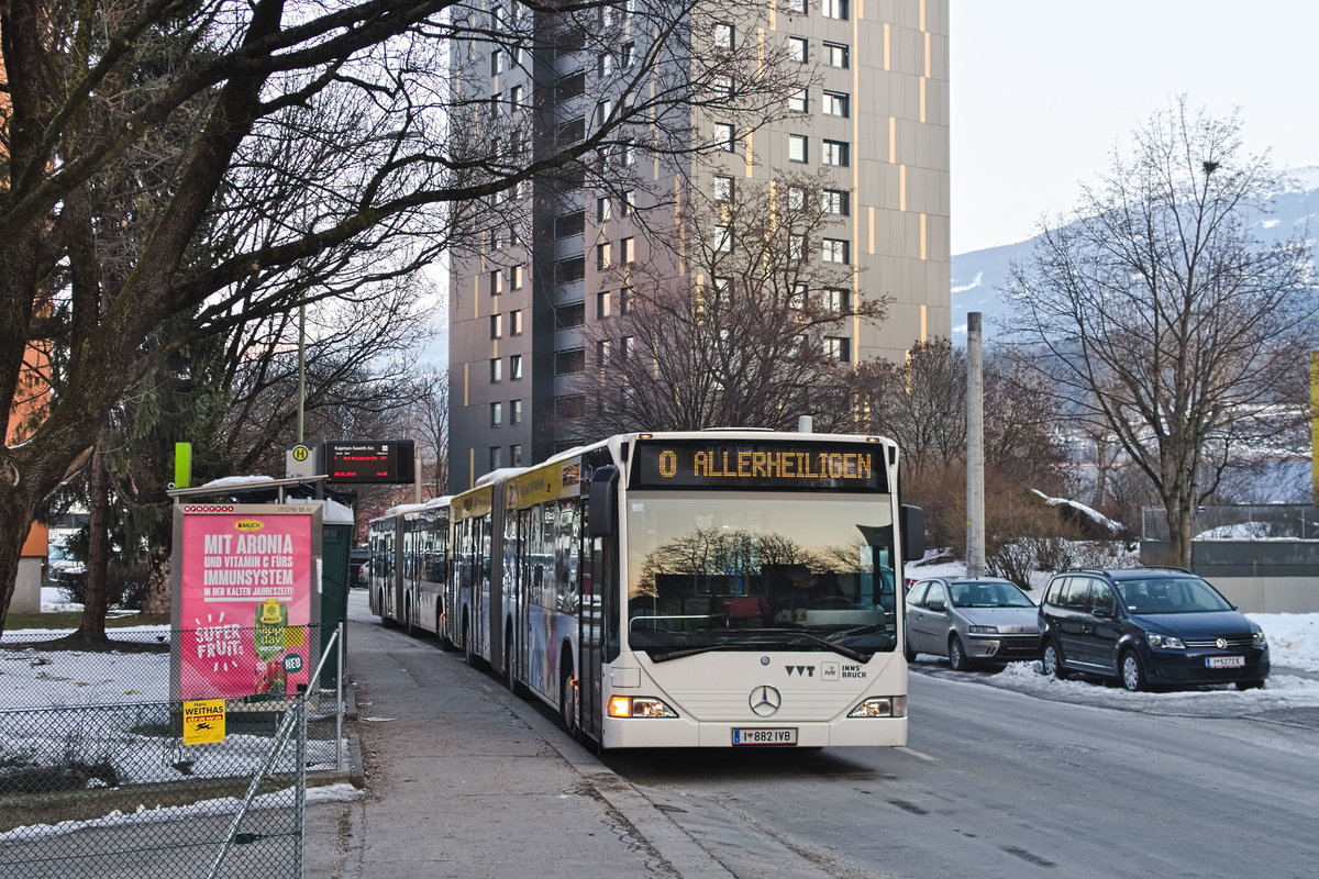 Innsbruck: Letzter Betriebstag der Linie O vor Umstellung auf Straßenbahn, Bus 882 mit Ziel Allerheiligen an der Haltestelle Kajetan-Sweth-Straße. Aufgenommen 25.1.2019.