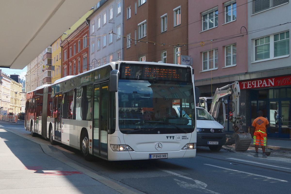 Innsbruck: Linie R (Bus Nr. 846) ist wegen Bauarbeiten umgeleitet, hier in der Bürgerstraße. Aufgenommen 4.7.2019.