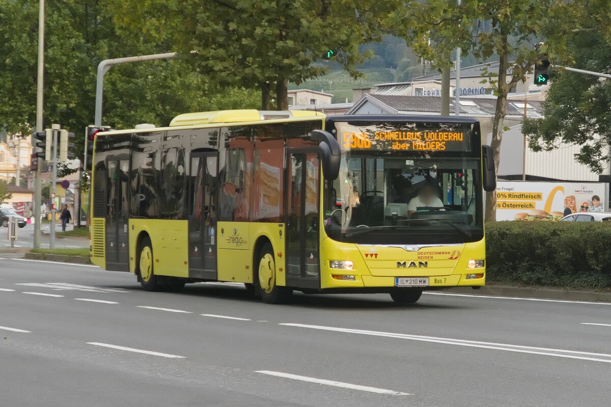 Innsbruck: MAN Lion's City von Deutschmann Reisen (Bus 7, IL-310MW) ist als Linie 590b wegen Entschärfung einer Fliegerbombe über die Egger-Lienz-Straße umgeleitet. Aufgenommen 28.9.2021.