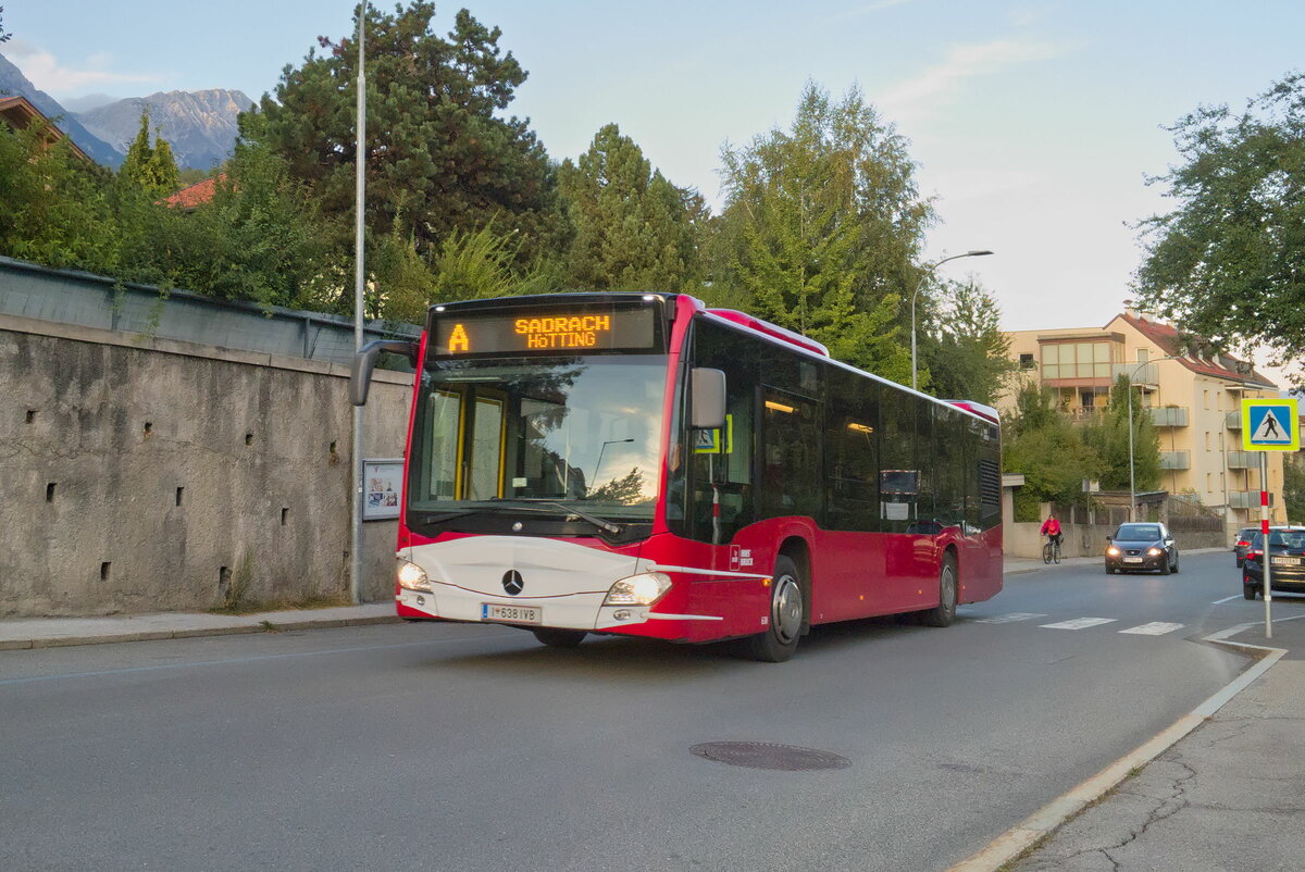 Innsbruck: Mercedes-Benz Citaro 2. Generation der Innsbrucker Verkehrsbetriebe (Bus Nr. 638) als Linie A in der Schneeburggasse. Aufgenommen 21.9.2021.