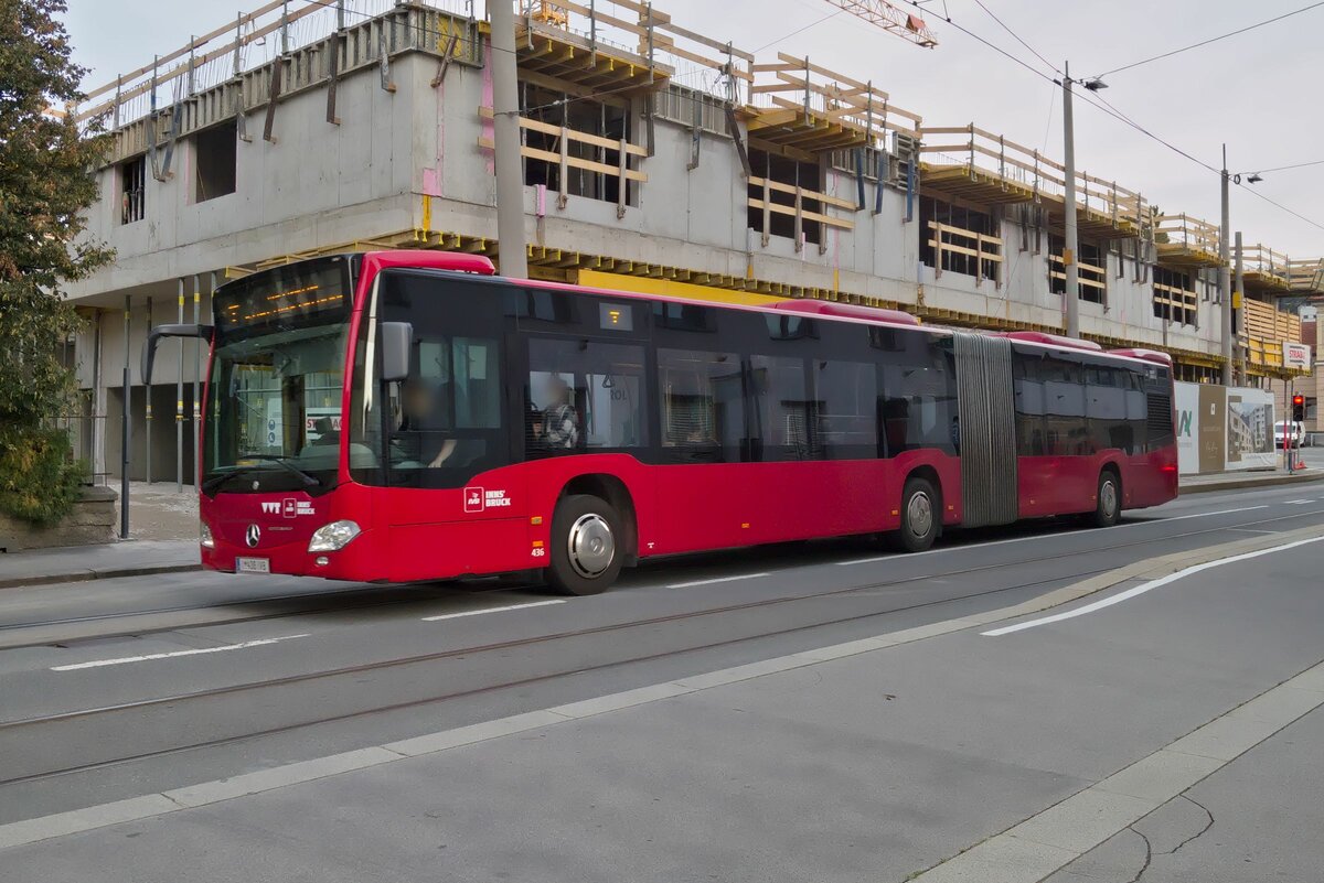 Innsbruck: Mercedes-Benz Citaro 2. Generation der Innsbrucker Verkehrsbetriebe (Bus Nr. 436) ist als Linie T wegen Entschärfung einer Fliegerbombe über die Andreas-Hofer-Straße umgeleitet. Aufgenommen 28.9.2021.