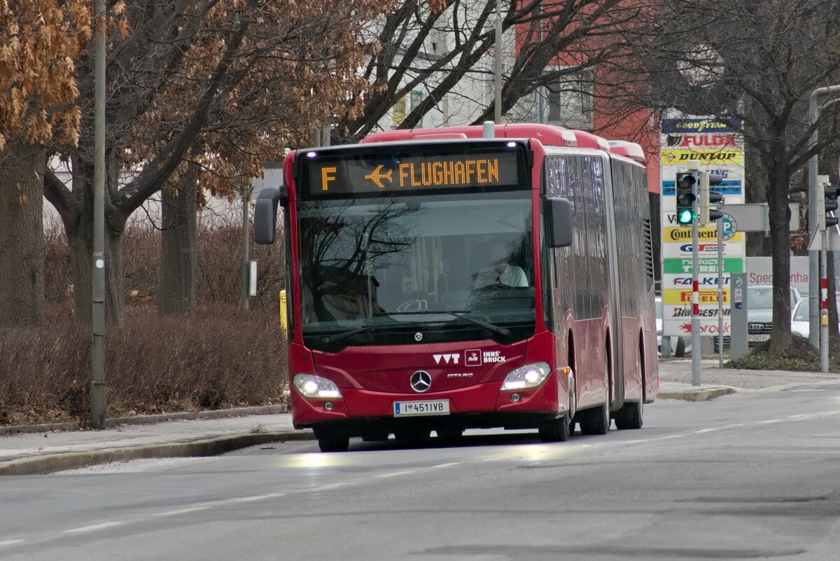 Innsbruck: Mercedes-Benz Citaro 2. Generation der Innsbrucker Verkehrsbetriebe (Bus Nr. 451) als Linie F am Fürstenweg. Aufgenommen 20.1.2023.