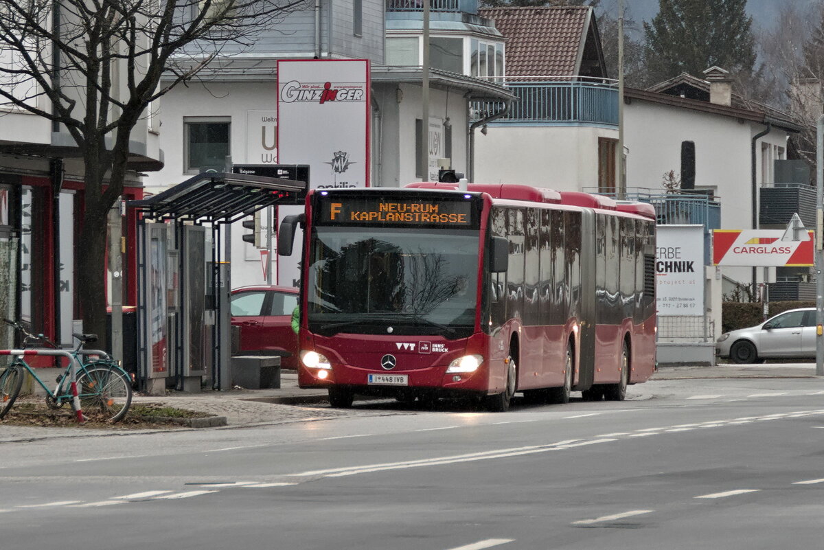 Innsbruck: Mercedes-Benz Citaro 2. Generation der Innsbrucker Verkehrsbetriebe (Bus Nr. 448) als Linie F an der Haltestelle Exlgasse. Aufgenommen 20.1.2023.