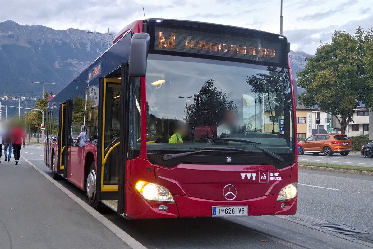 Innsbruck: Mercedes-Benz Citaro 2. Generation der Innsbrucker Verkehrsbetriebe (Bus Nr. 628) als Linie M an der Haltestelle Tivoli Stadion. Aufgenommen 4.10.2023.