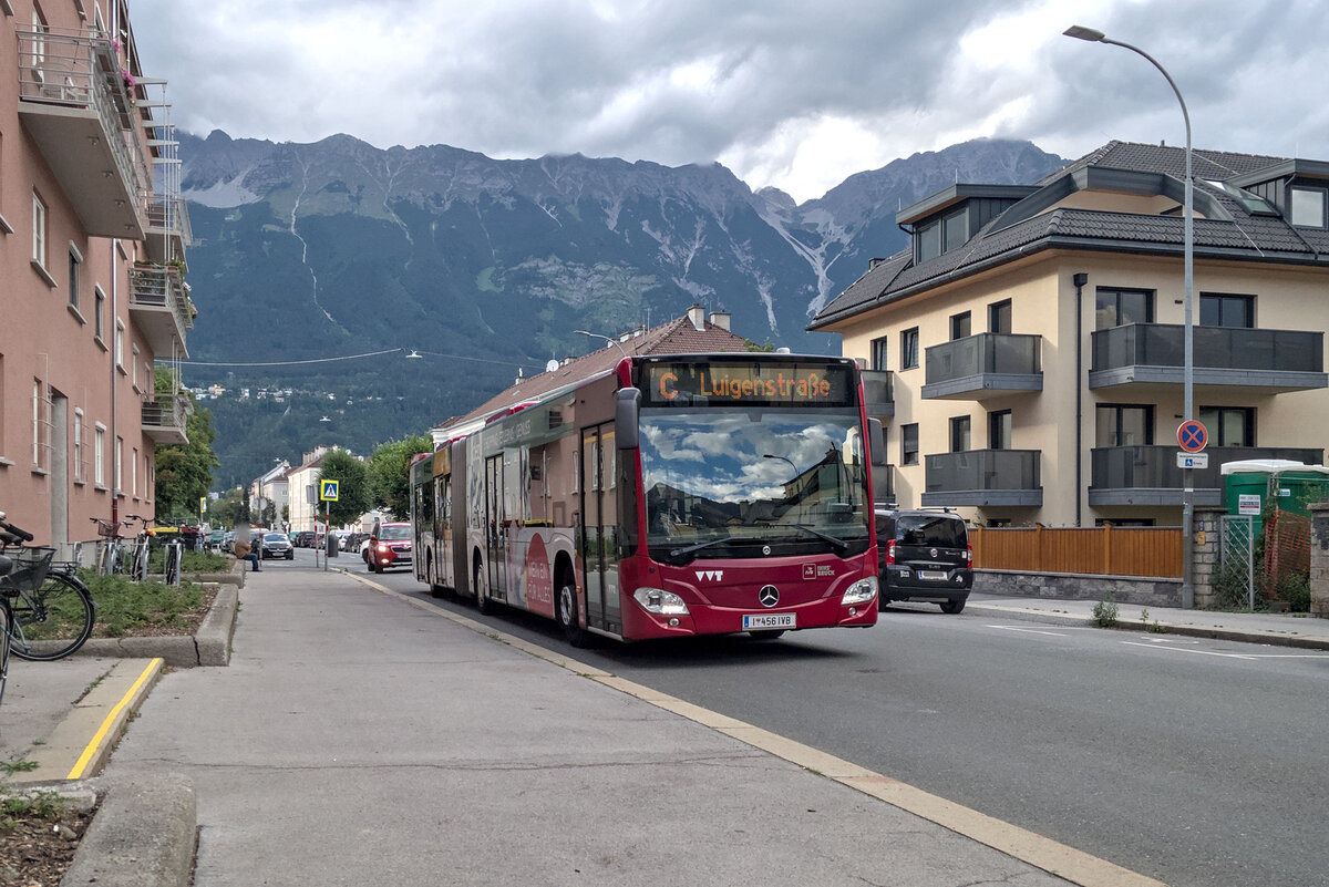 Innsbruck: Mercedes-Benz Citaro 2. Generation der Innsbrucker Verkehrsbetriebe (Bus Nr. 456) ist als Linie C �ber die Rudolf-Greinz-Stra�e umgeleitet. Aufgenommen 8.7.2026.