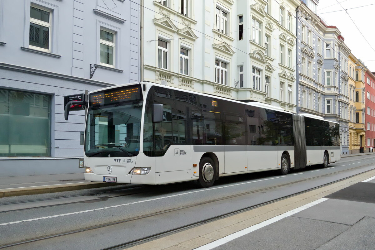 Innsbruck: Mercedes-Benz Citaro Facelift der Innsbrucker Verkehrsbetriebe, Bus Nr. 847, als Schienenersatzverkehr für die Stubaitalbahn wegen Entschärfung einer Fliegerbombe. Aufgenommen 28.9.2021.