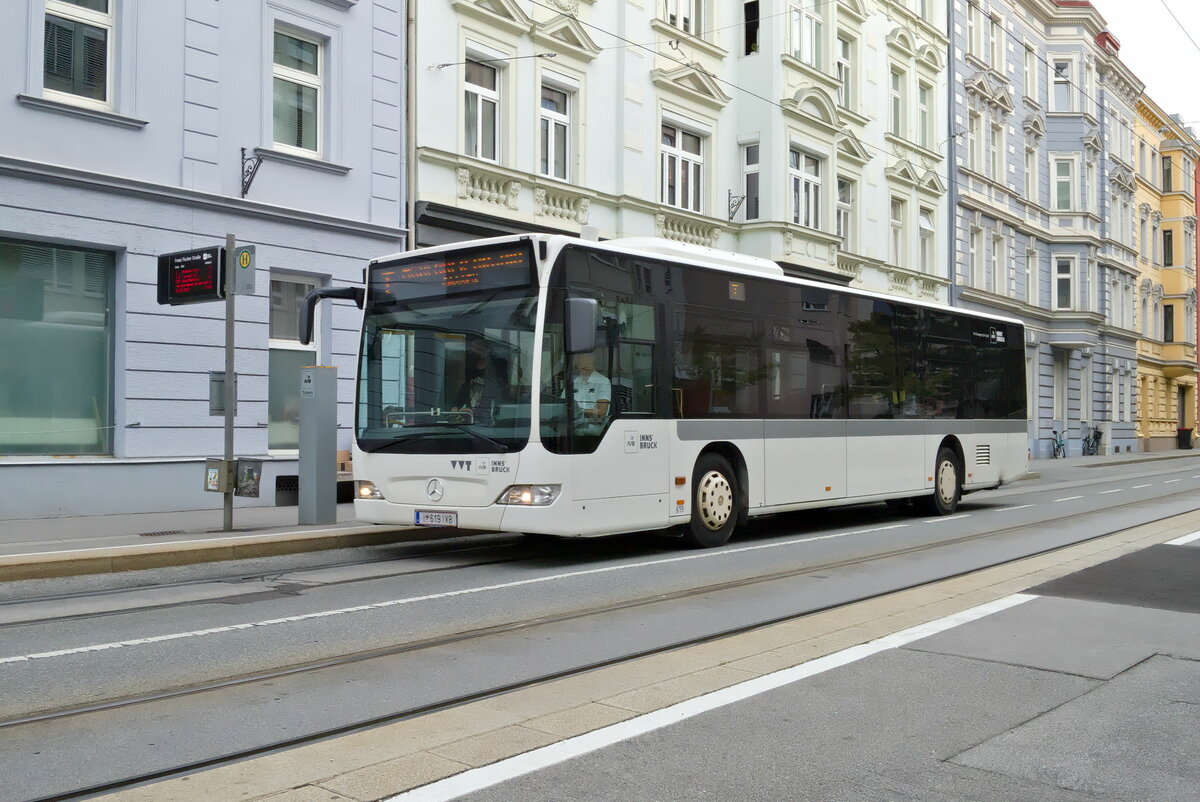 Innsbruck: Mercedes-Benz Citaro Facelift der Innsbrucker Verkehrsbetriebe (Bus Nr. 619) ist als Linie T wegen Entschärfung einer Fliegerbombe über die Andreas-Hofer-Straße umgeleitet. Aufgenommen 28.9.2021.