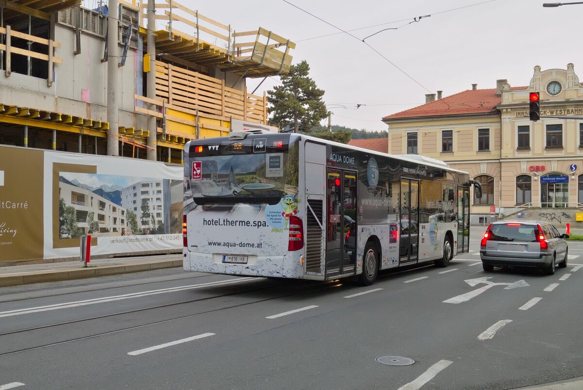 Innsbruck: Mercedes-Benz Citaro Facelift der Innsbrucker Verkehrsbetriebe (Bus Nr. 616) ist als Linie M wegen Entschärfung einer Fliegerbombe über die Andreas-Hofer-Straße umgeleitet. Aufgenommen 28.9.2021.