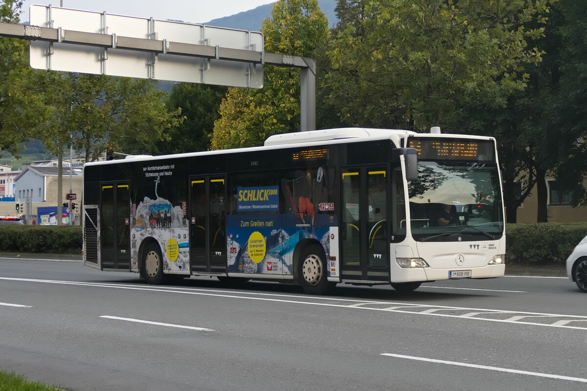 Innsbruck: Mercedes-Benz Citaro Facelift der Innsbrucker Verkehrsbetriebe (Bus Nr. 608) ist als Linie M wegen Entschärfung einer Fliegerbombe über die Egger-Lienz-Straße umgeleitet. Aufgenommen 28.9.2021.