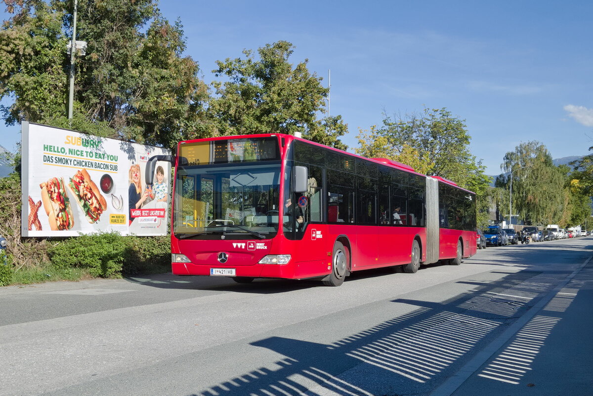 Innsbruck: Mercedes-Benz Citaro Facelift der Innsbrucker Verkehrsbetriebe (Bus Nr. 421) als Linie R in Anfahrt auf die Haltestelle Rossau West. Aufgenommen 1.10.2021.
