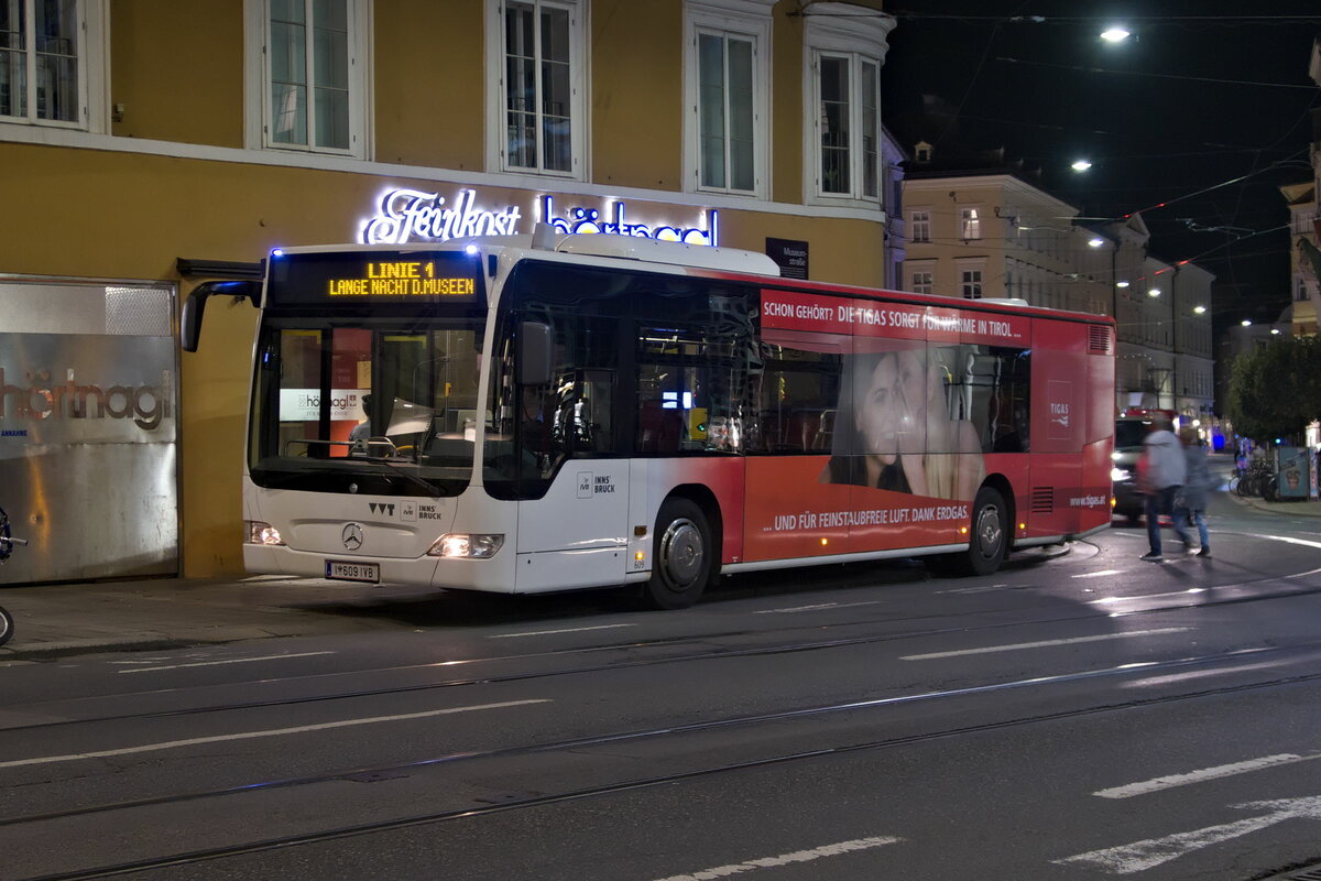 Innsbruck: Mercedes-Benz Citaro Facelift der Innsbrucker Verkehrsbetriebe (Bus Nr. 609) als Shuttle Lange Nacht der Museen Linie 1 in der Museumstraße. Aufgenommen 2.10.2021.