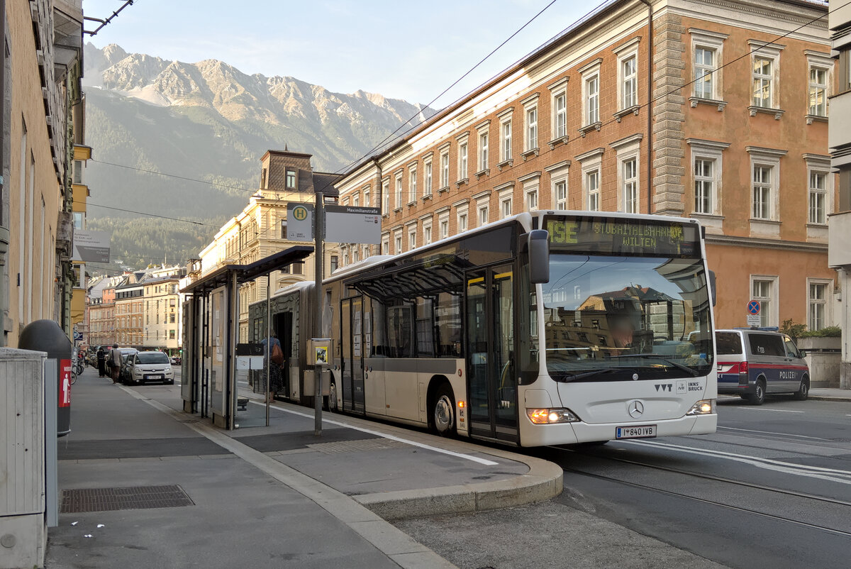Innsbruck: Mercedes-Benz Citaro Facelift der Innsbrucker Verkehrsbetriebe (Bus Nr. 840) als Schienenersatzverkehr für die Straßenbahnlinie 1 an der Haltestelle Maximilianstraße. Aufgenommen 3.10.2023.