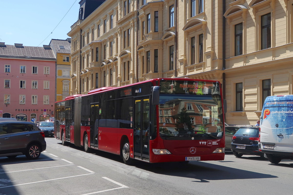 Innsbruck: Schienenersatzverkehr für die Linie 1 (Bus Nr.415) ist wegen einer Baustelle umgeleitet, hier in der Schmerlingstraße. Aufgenommen 4.7.2019.