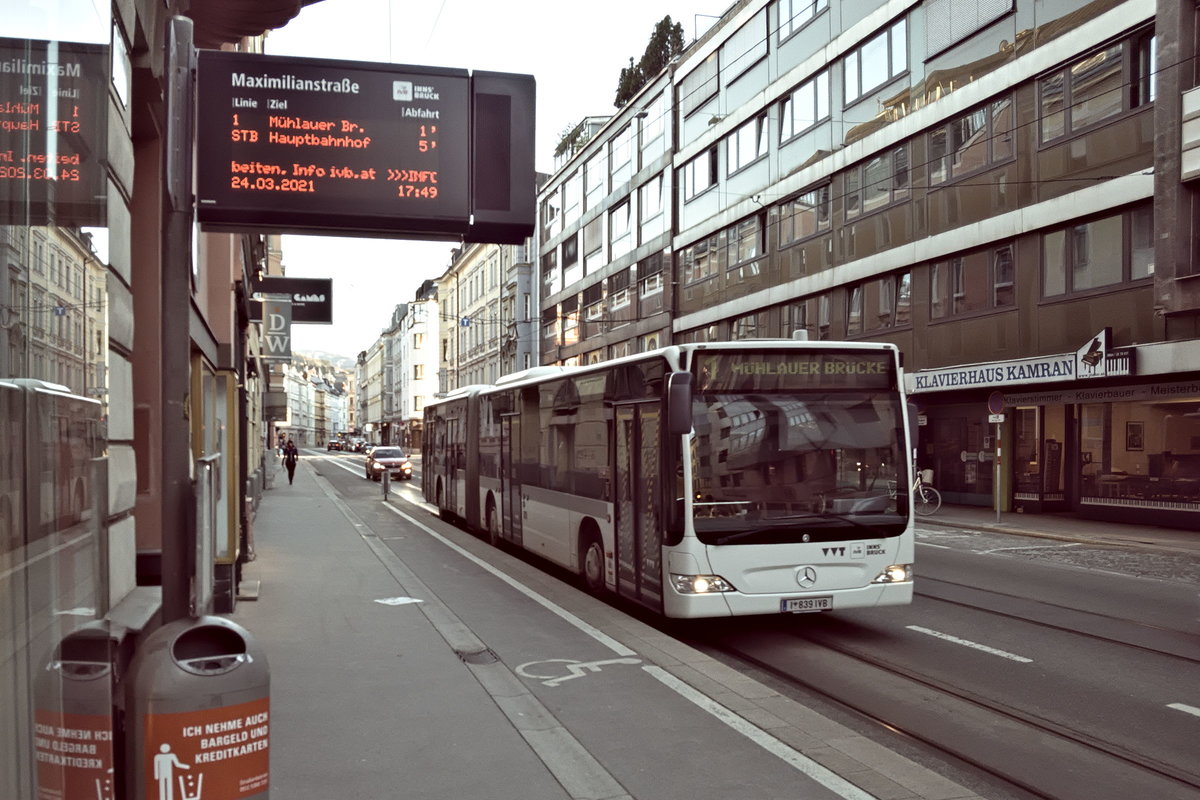 Innsbruck: Schienenersatzverkehr für die Linie 1 wegen Gleisbauarbeiten, Bus 839 der Innsbrucker Verkehrsbetriebe an der Haltestelle Maximilianstraße. Aufgenommen 24.3.2021.
