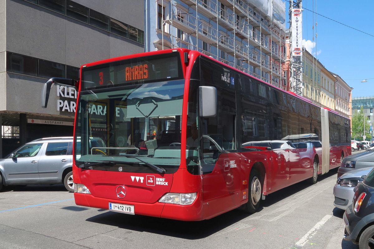Innsbruck: Schienenersatzverkehr für die Linie 3 (Bus Nr. 412) ist wegen Bauarbeiten umgeleitet, hier in der Colingasse. Aufgenommen 4.7.2019.
