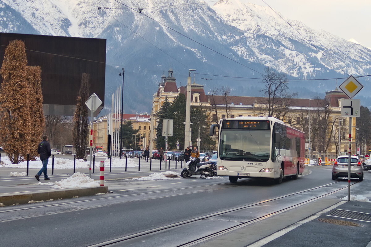 Innsbruck: Schienenersatzverkehr für die Straßenbahnlinie 1 wegen einer Demonstration. Bus Nr. 609 bei der Haltestelle Messe/Zeughaus. Aufgenommen 12.12.2021.