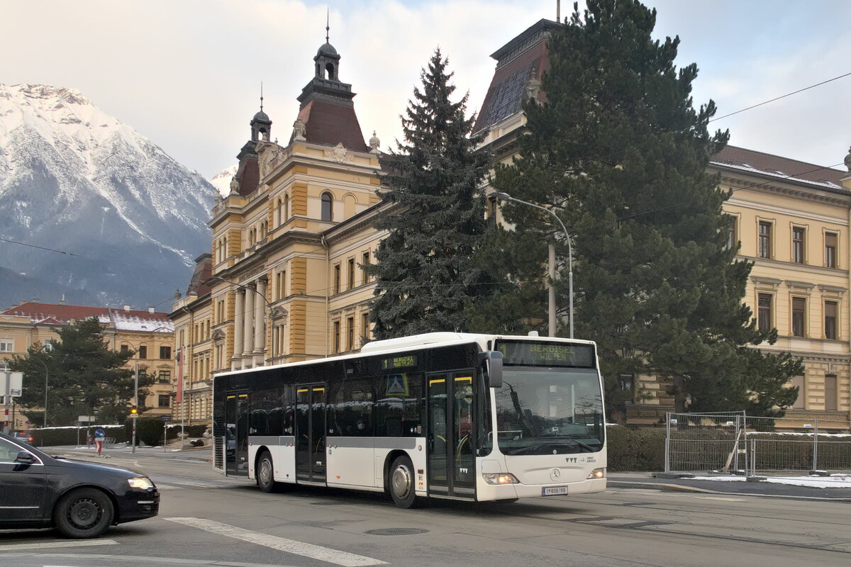 Innsbruck: Schienenersatzverkehr für die Straßenbahnlinie 1 wegen einer Demonstration. Bus Nr. 606 an der Haltestelle Bundesbahndirektion. Aufgenommen 12.12.2021.