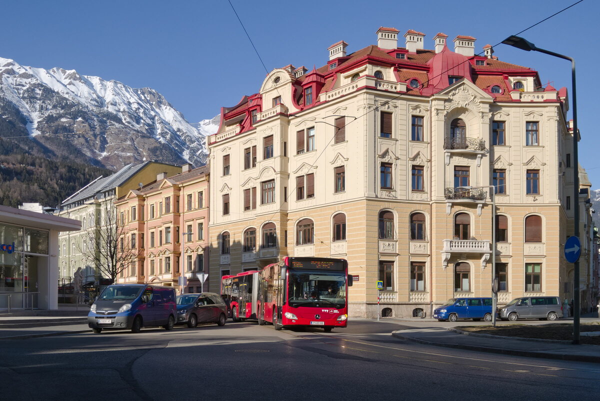 Innsbruck: Schienenersatzverkehr für die Straßenbahnlinie 1 (Linie 1SE), Bus Nr. 432 der Innsbrucker Verkehrsbetriebe bei der Hst. Claudiaplatz. Aufgenommen 10.3.2022.