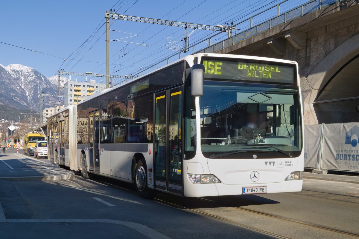 Innsbruck: Schienenersatzverkehr für die Straßenbahnlinie 1 (Linie 1SE), Bus Nr. 840 der Innsbrucker Verkehrsbetriebe an der Hst. Messe/Zeughaus. Aufgenommen 10.3.2022.