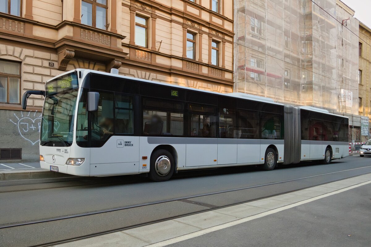 Innsbruck: Schienenersatzverkehr für die Straßenbahnlinie 1 (Linie 1SE), Bus Nr. 840 der Innsbrucker Verkehrsbetriebe an der Hst. Ing.-Etzel-Straße. Aufgenommen 10.3.2022.