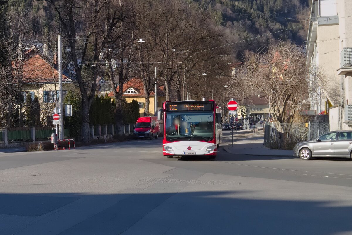 Innsbruck: Schienenersatzverkehr für die Straßenbahnlinie 1 (Linie 1SE), Bus Nr. 438 der Innsbrucker Verkehrsbetriebe bei der Hst. Mühlauer Brücke. Aufgenommen 10.3.2022.