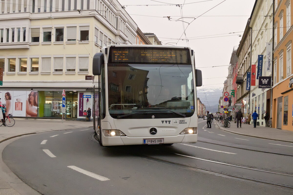 Innsbruck: Schienenersatzverkehr für die Straßenbahnlinie 1 (Linie 1SE), Bus Nr. 845 der Innsbrucker Verkehrsbetriebe bei der Hst. Museumstraße. Aufgenommen 15.3.2022.