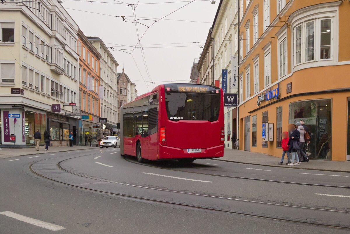 Innsbruck: Schienenersatzverkehr für die Straßenbahnlinie 1 (Linie 1SE), Bus Nr. 445 der Innsbrucker Verkehrsbetriebe bei der Hst. Museumstraße. Aufgenommen 15.3.2022.