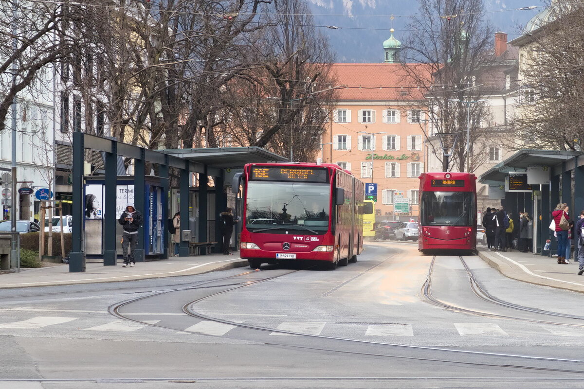 Innsbruck: Schienenersatzverkehr für die Straßenbahnlinie 1 (Linie 1SE), Bus Nr. 424 an der Haltestelle Terminal Marktplatz. Aufgenommen 16.3.2022.