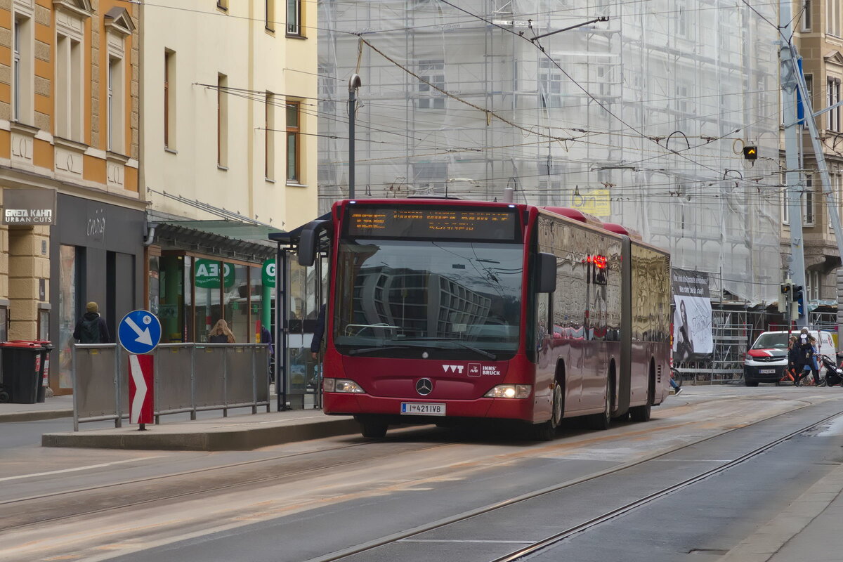 Innsbruck: Schienenersatzverkehr für die Straßenbahnlinie 1 (Linie 1SE), Bus Nr. 421 an der Haltestelle Bürgerstraße. Aufgenommen 16.3.2022.