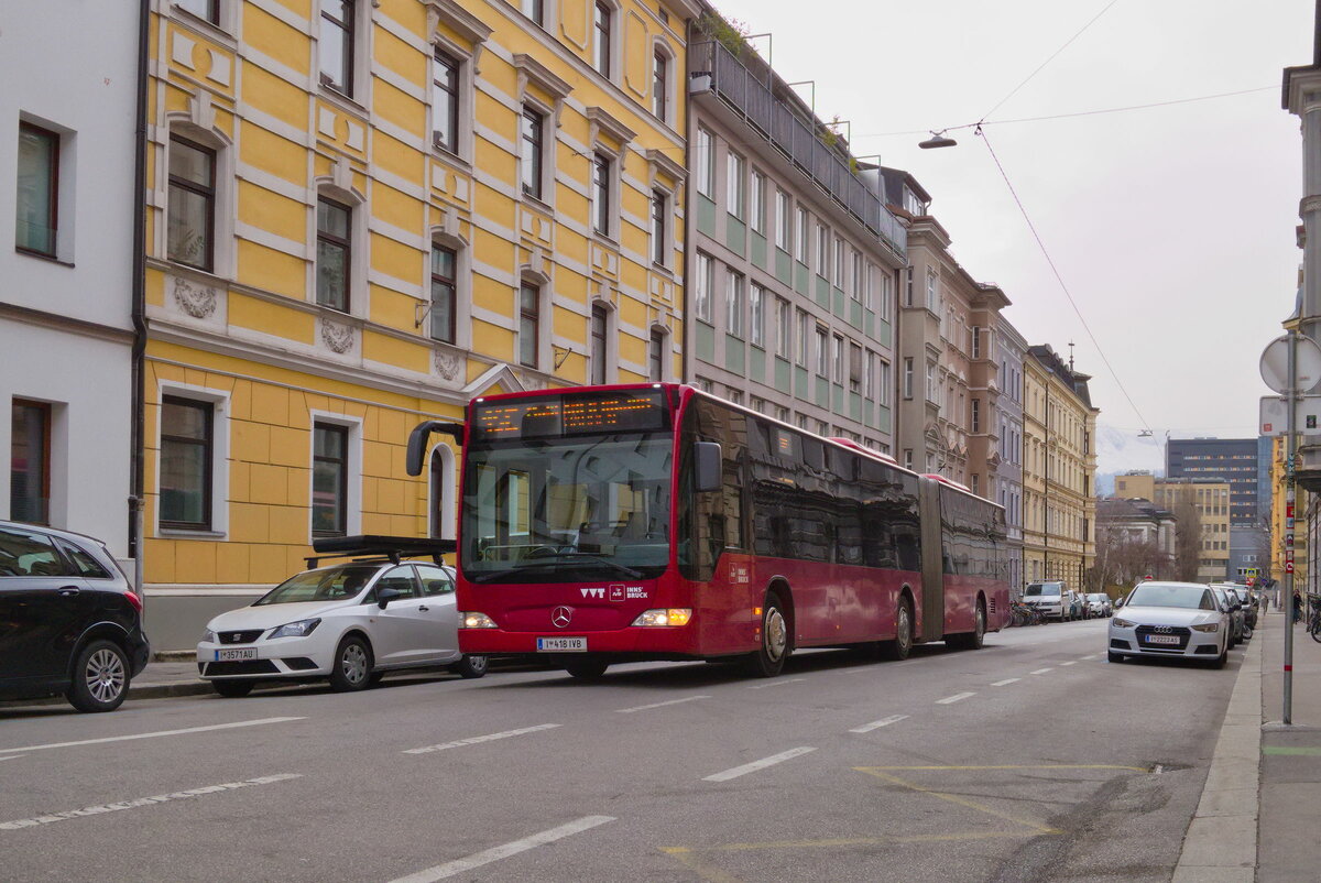 Innsbruck: Schienenersatzverkehr für die Straßenbahnlinie 1 (Linie 1SE), Bus Nr. 418 ist über die Müllerstraße umgeleitet. Aufgenommen 16.3.2022.