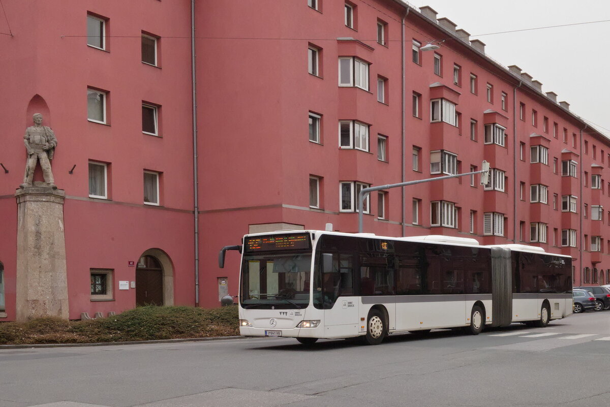 Innsbruck: Schienenersatzverkehr für die Straßenbahnlinie 1 (Linie 1SE), Bus Nr. 841 der Innsbrucker Verkehrsbetriebe ist über die Speckbacherstraße umgeleitet. Aufgenommen 17.3.2022.