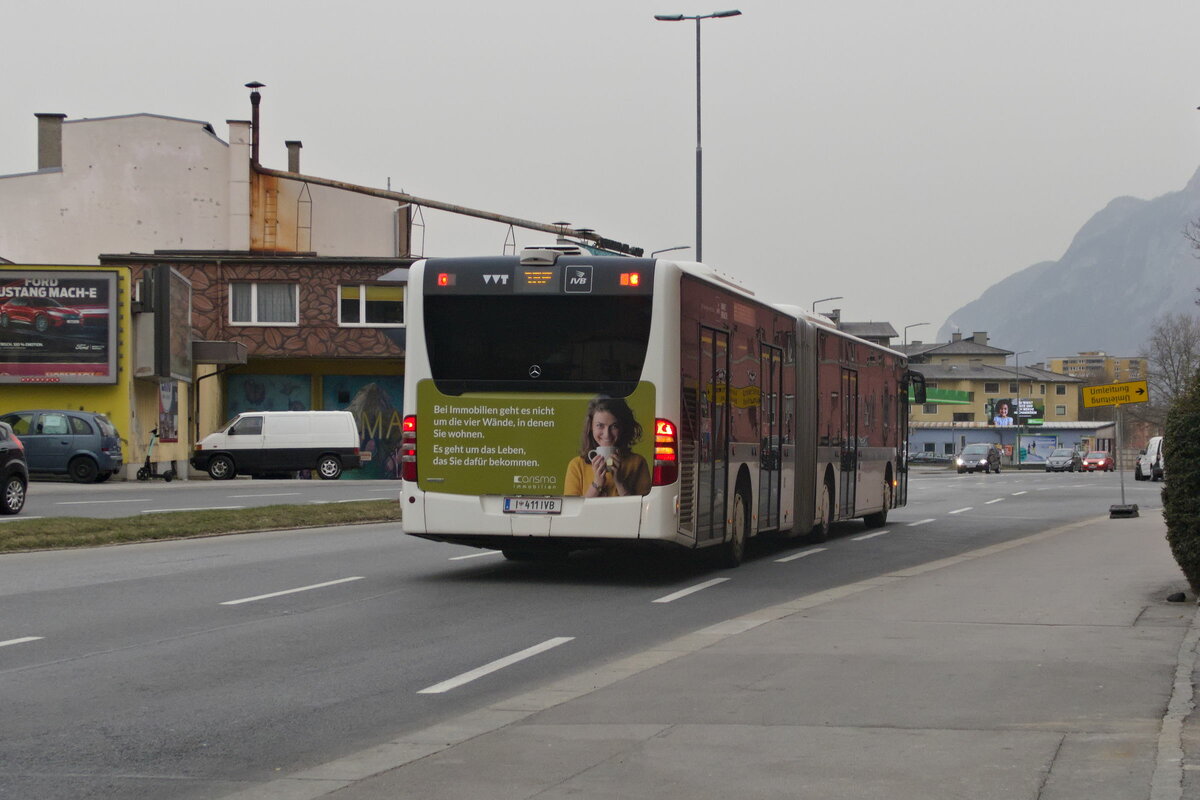 Innsbruck: Schienenersatzverkehr für die Straßenbahnlinie 1 (Linie 1SE), Bus Nr. 411 der Innsbrucker Verkehrsbetriebe ist über die Egger-Lienz-Straße umgeleitet. Aufgenommen 17.3.2022.