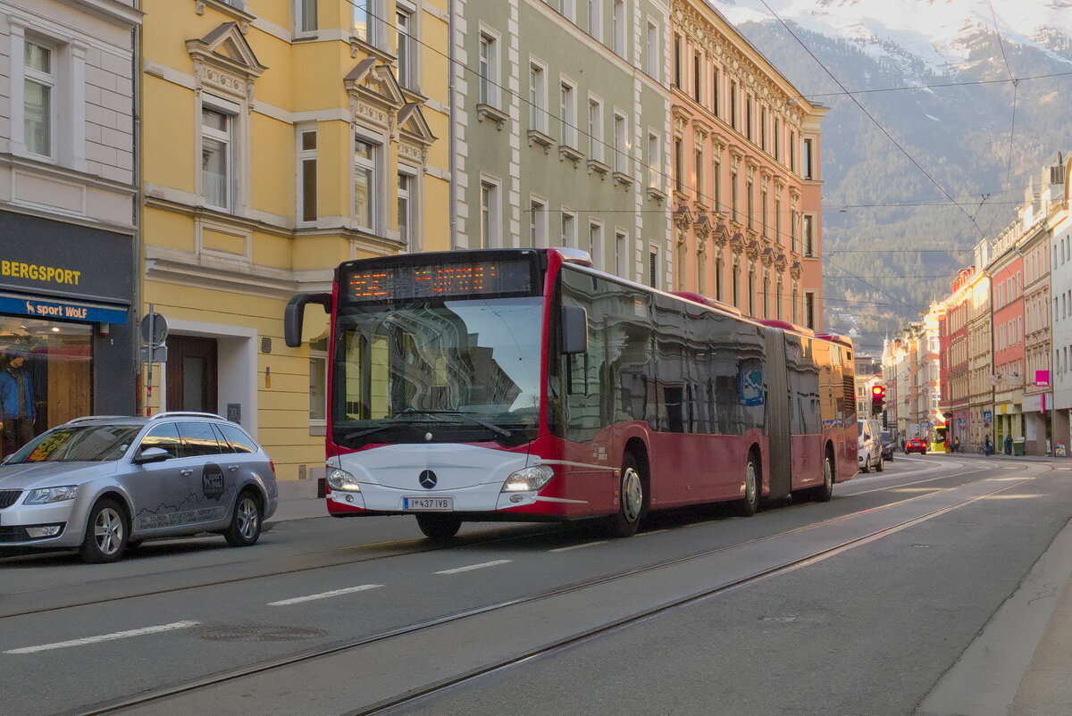 Innsbruck: Schienenersatzverkehr für die Straßenbahnlinie 1 (Linie 1SE), Bus Nr. 437 der Innsbrucker Verkehrsbetriebe in der Andreas-Hofer-Straße. Aufgenommen 21.3.2022.