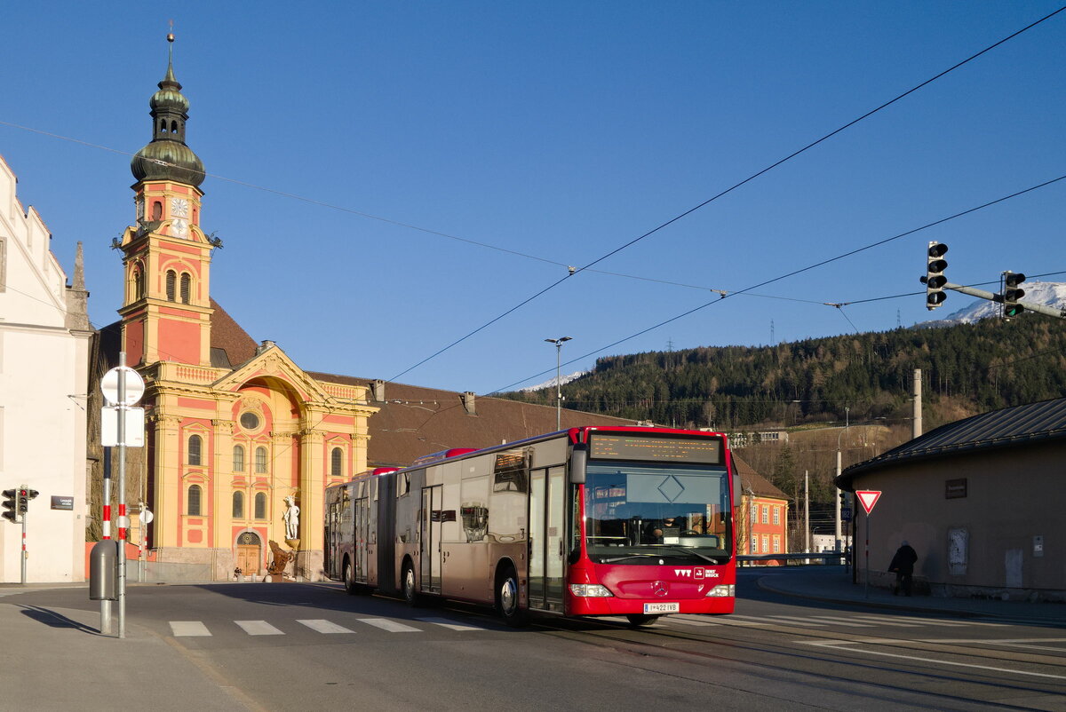 Innsbruck: Schienenersatzverkehr für die Straßenbahnlinie 1 (Linie 1SE), Bus Nr. 422 in Anfahrt auf die Haltestelle Stubaitalbahnhof. Aufgenommen 22.3.2022.