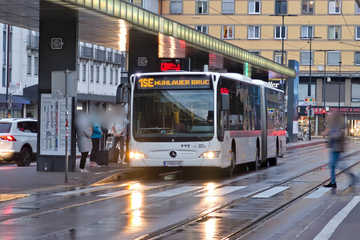 Innsbruck: Schienenersatzverkehr für die Straßenbahnlinie 1, Mercedes-Benz Citaro Facelift der Innsbrucker Verkehrsbetriebe (Bus Nr. 850) als Linie 1SE an der Haltestelle Hauptbahnhof. Aufgenommen 9.8.2023.