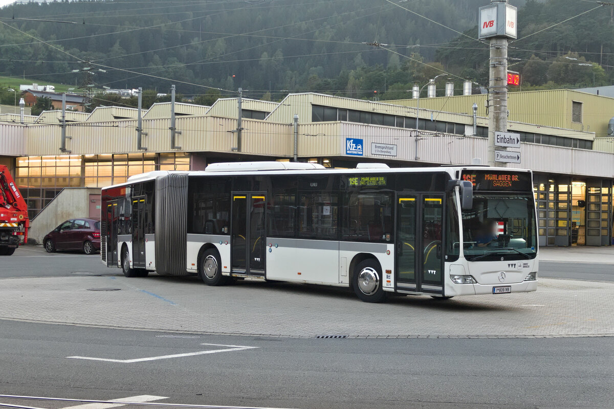 Innsbruck: Schienenersatzverkehr für die Straßenbahnlinie 1 wendet planmäßig im Betriebshof. Mercedes-Benz Citaro Facelift der Innsbrucker Verkehrsbetriebe (Bus Nr. 839). Aufgenommen 3.10.2023.