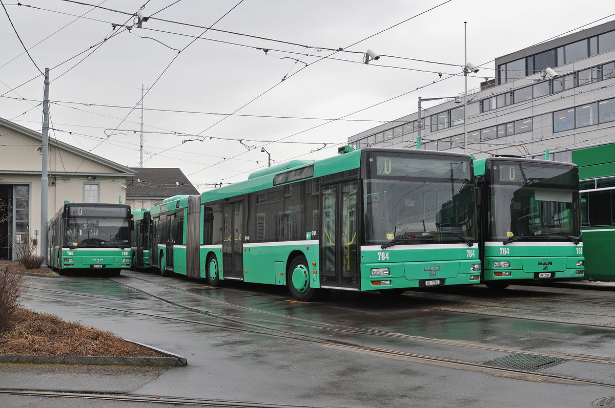 Insgesamt fünf MAN Gelekbusse sind auf dem Hof des Depots Dreispitz abgestellt. Zu sehen sind die Busse 760, 784 und 764. Die Aufnahme stammt vom 30.01.2017.