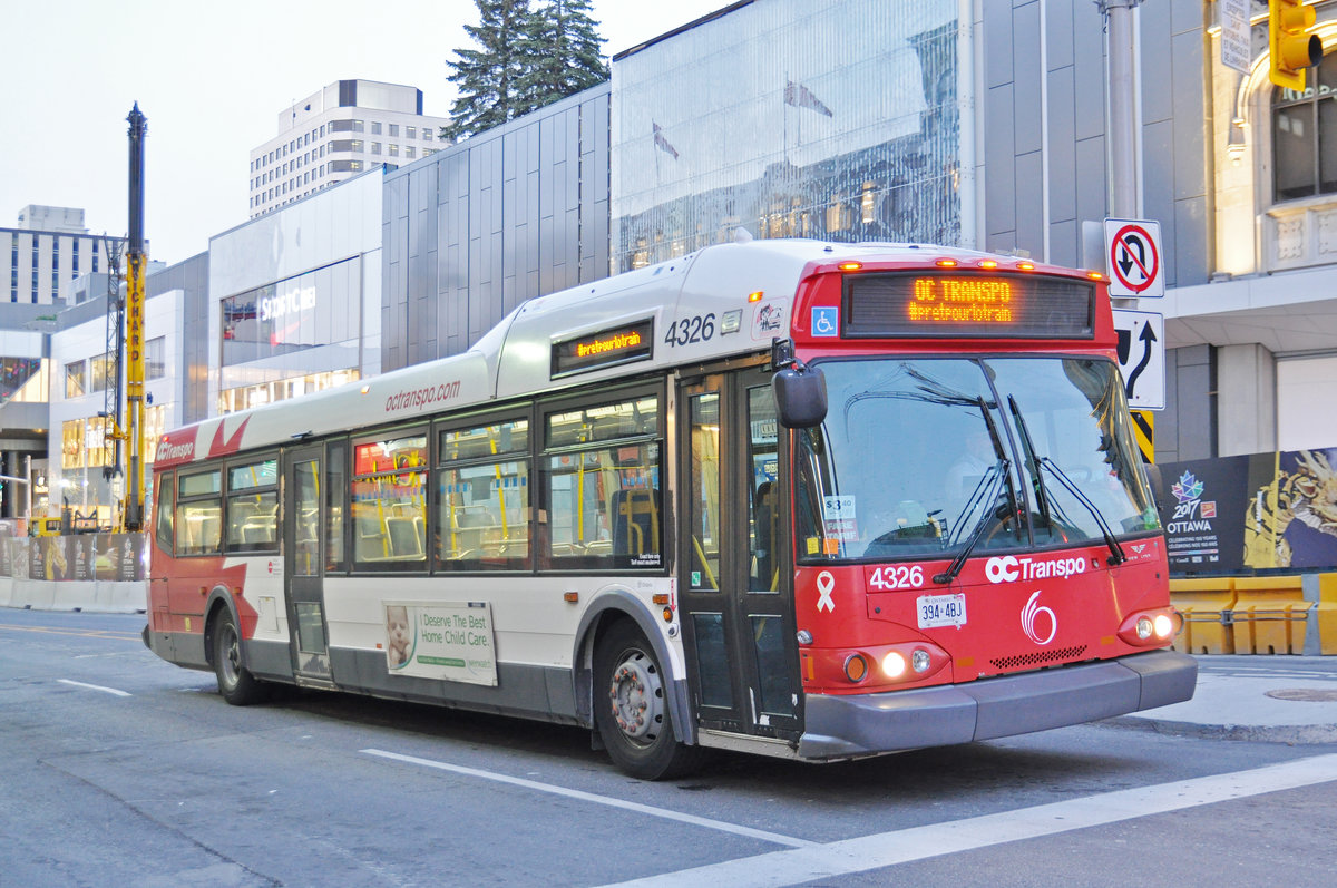 Invero D 40i Bus mit der Nummer 4326, unterwegs in Ottawa. Die Aufnahme stammt vom 18.07.2017.