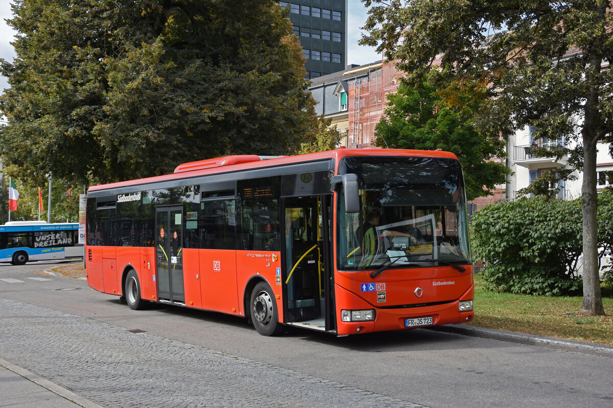 Iris Bus von IVECO von Südbadenbus steht bei den Haltestelle beim Bahnhof Lörrach. Die Aufnahme stammt vom 11.09.2021.
